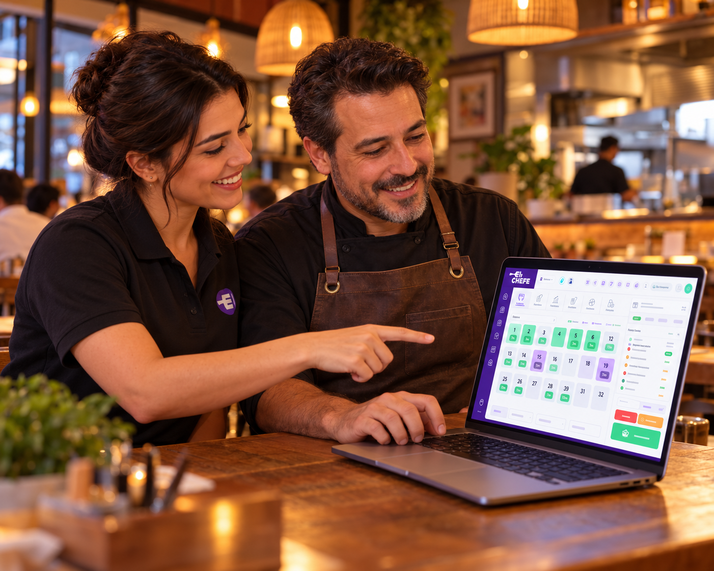 Pessoa da equipe EiChefe e o dono do restaurante olhando o sistema no notebook